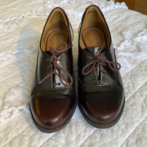Clark’s Heeled Oxford in Dark Red